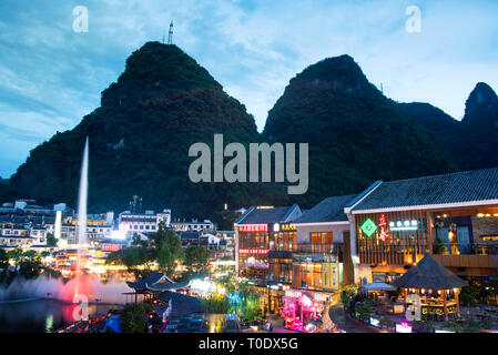 Yangshuo, China - 27. Juli 2018: Yangshuo malerische Stadt park der Unterhaltung und Freizeit Sehenswürdigkeiten vor Ort in der Dämmerung Stockfoto