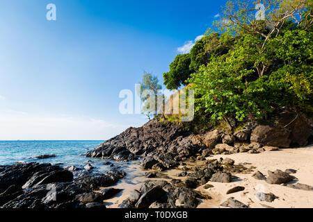 Sommer Marine auf der tropischen Insel Koh Lanta in Thailand. Landschaft auf dem langen Strand mit blauer Himmel Stockfoto
