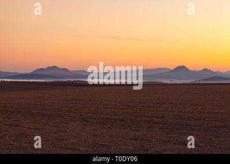 Herbst Landschaft mit landwirtschaftlichen Nutzflächen, vor kurzem gepflügt und für die Ernte vorbereitet. Mittelböhmische Hochebene, Tschechische Republik. Stockfoto