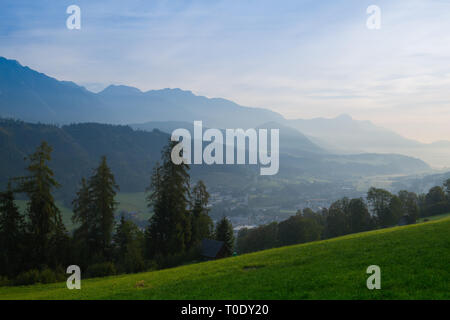 Sommer Landschaft in Schladming, Österreich. Schladming ist eine kleine ehemalige Bergbaustadt im Nordwesten des österreichischen Bundesland Steiermark, die jetzt ein pop Stockfoto