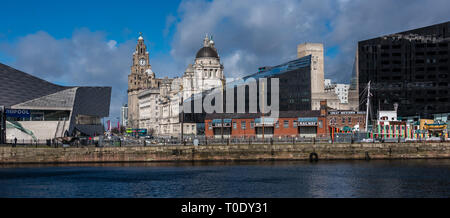 Mit Blick auf die Gebäude am historischen Waterfront in Liverpool von der Royal Albert Docks Stockfoto