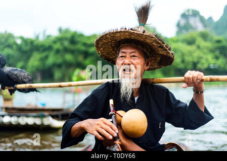 Yangshuo, China - Juli 27, 2018: Traditionelle Kormoran Fischer auf einem bambusflöße auf Li River in der Nähe von Yangshuo Guilin in China Stockfoto