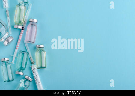 Ampullen und Spritzen auf Blau Stockfoto