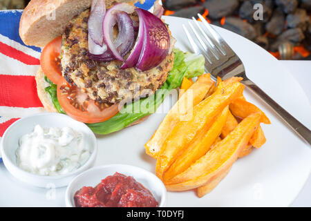 Die typisch englischen Mittagssnack von Fischstäbchen in einem Brötchen, süße Kartoffeln Pommes frites, serviert mit Ketchup und Zahnstein. Stockfoto