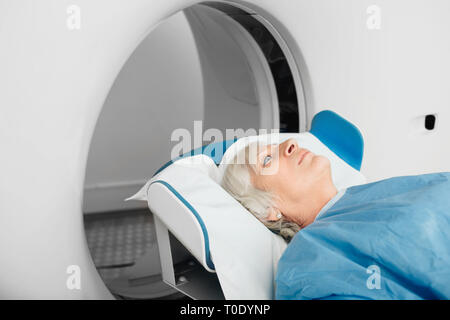 Ältere Patienten Bei einer Computertomographie Prüfung Stockfoto