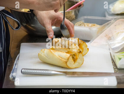 Küchenchef Sandwich in der Küche, leckeres Sandwich mit Gemüse und Fleisch Stockfoto