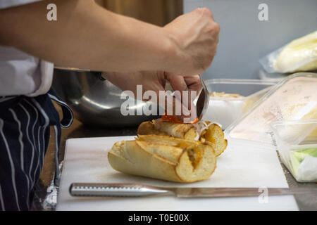 Küchenchef Sandwich in der Küche, leckeres Sandwich mit Gemüse und Fleisch Stockfoto