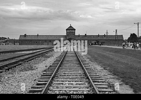 Oswiecim, Polen - 11. Juli 2018. Das Haupttor und Wachturm Birkenau-Auschwitz II. Stockfoto