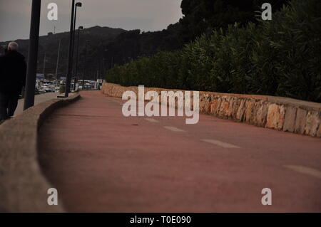 Promenade am Meer entlang. Niemand auf dem neuen Radweg in Mali Losinj Stockfoto