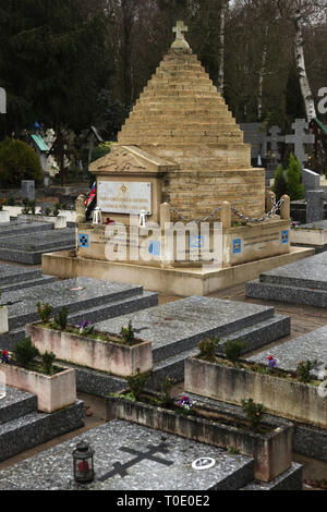 Gallipoli Memorial über die Gräber der russischen Emigranten an der Russischen Friedhof in Sainte-Geneviève-des-Bois (Saint-Florent-le-Vieil Russe de Sainte-Geneviève-des-Bois) in der Nähe von Paris, Frankreich. Im November 1920, nach der Niederlage in der Russischen Bürgerkrieg der russischen Weißen Armee von General Wrangel aus Krim Halbinsel Gallipoli in der Türkei evakuiert wurde. Russische Soldaten und ihre Familien dort ein Jahr als Flüchtlinge verbracht haben, bevor sie in die europäischen Länder zu bewegen. Die Gallipoli Memorial wurde errichtet auf dem Gelände der Aufenthalt in Gallipoli zu gedenken. Die kleineren Replik der Gallipoli Gedenkstätte wurde er Stockfoto