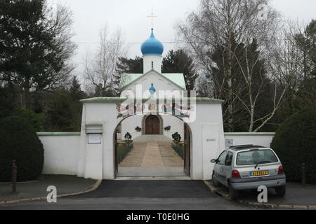 1352 Kirche gestaltet von russischen Architekten Albert Benois am Russischen Friedhof in Sainte-Geneviève-des-Bois (Saint-Florent-le-Vieil Russe de Sainte-Geneviève-des-Bois) in der Nähe von Paris, Frankreich. Stockfoto