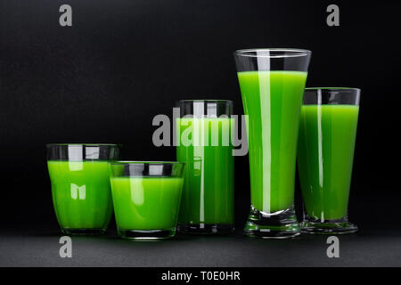 Organic Green Smoothie, Apfelsaft auf schwarzen Hintergrund mit Kopie Raum isoliert, frischen Sellerie cocktail Stockfoto