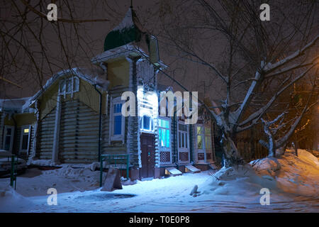 Alten hölzernen Wohnhaus im Stil der russischen Moderne auf Gagarin Street in Tomsk gebaut. Sibirien, Russland Stockfoto