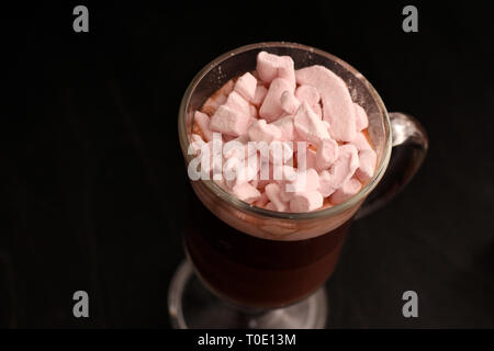 Hot Drink in ein Glas Schale mit rosa Marshmallows und White Box mit transparentem Deckel in der Form von Herzen mit Cookies Stockfoto