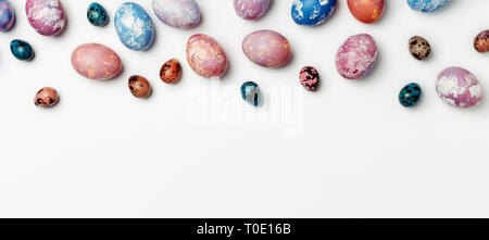 Ostern Hintergrund mit Blau, Orange, Pink, Lila, Hühner- und Wachteleier auf weißem Hintergrund. Freier Platz für Text, Konzept von Ostern Banner, Flach, Stockfoto