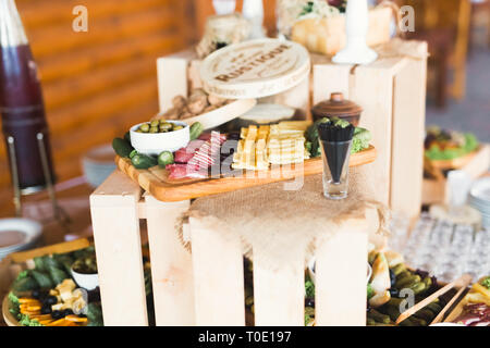 Ein Restaurant für Hochzeit vorbereitet Stockfoto