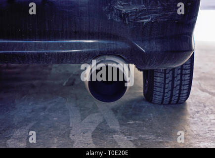 Nahaufnahme der modernen Auto leistungsfähige Auspuffrohr Stockfoto