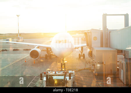 Flugzeug über Flughafen Fenster Ansicht am Terminal Gate bereit zum Start Stockfoto