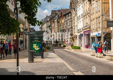 Troyes (Great-East, Grand Est, nord-östlichen Frankreich): Traditionelle champenois Stil Fachwerkhaus in der Altstadt, die 'rue Zola' Straße Stockfoto