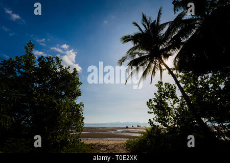 Wunderschöne Aussicht auf Tub Kaak Beach in Krabi, Thailand. Landschaft in der Nähe von Ao Nang genommen mit blauem Himmel und gelbem Sand. Stockfoto