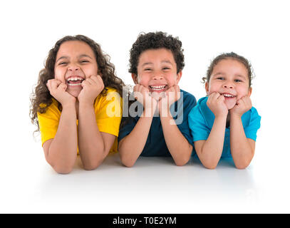 Gruppe von Happy Kids lachend isoliert auf weißem Hintergrund Stockfoto