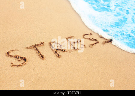 Stressfrei reisen. Die Welle am Meer Strand wäscht sich Stress auf Sand Stockfoto