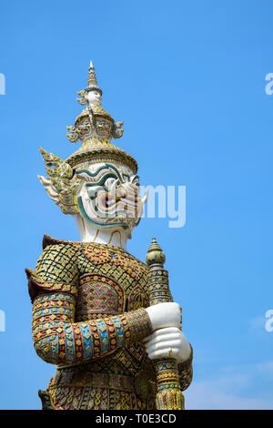 Details über eine riesige Statue, die eine Wache vom Grand Palace, Bangkok, Thailand. Stockfoto