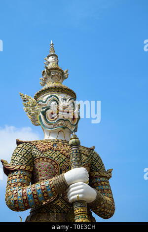 Details über eine riesige Statue, die eine Wache vom Grand Palace, Bangkok, Thailand. Stockfoto