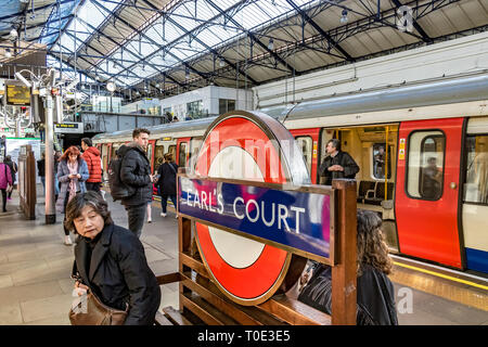 Menschen auf dem Bahnsteig der U-Bahn-Station Earls Court in London, London, Großbritannien Stockfoto