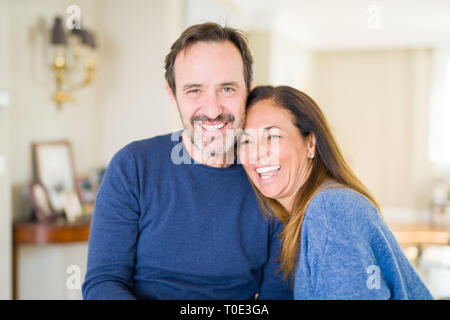 Romantische mittlere Alter Paar zusammen zu Hause sitzen Stockfoto