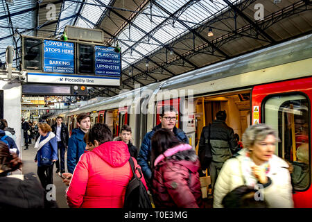 Passagiere, die an der Earl's Court Station in South West London, London, Großbritannien, in einen U-Bahn-Zug der S7 District Line steigen Stockfoto