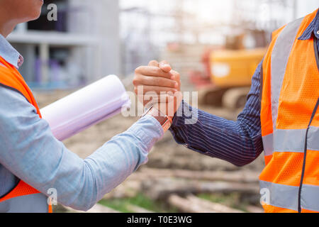 Asiatische Ingenieur Handshake. Erfolgreiche Ingenieur handshaking nach guter Deal. Ingenieur Partnerschaft treffen Konzept. Stockfoto