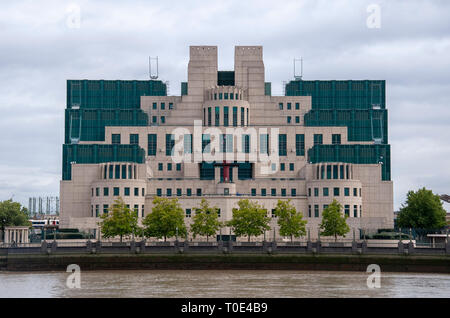 Die Secret Intelligence Service Gebäude in Millbank, London UK Stockfoto