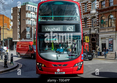 Ein roter Doppeldeckerbus der Nummer 452 fährt auf dem Weg nach Vauxhall, London, Großbritannien, um den Sloane Square herum Stockfoto