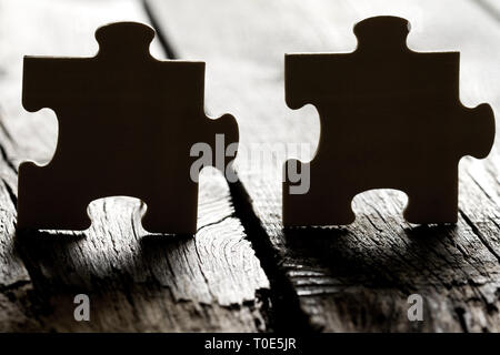 Hilfe im Geschäft und Teamarbeit Konzept mit Puzzle auf der Kante Stockfoto