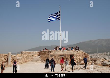 Die Leute stehen auf der Aussichtsplattform auf der Akropolis von Athen in Griechenland am 13. Mai 2016. Stockfoto