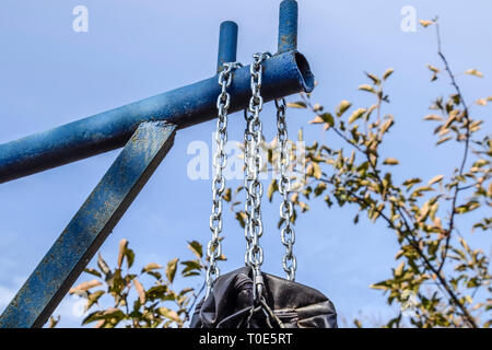 Metallkette für Federung laden. Metallkette für Federung laden. Stockfoto