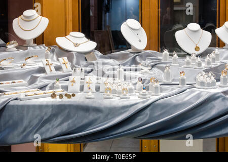 Schmuck Diamant Ringe und Halsketten in luxury Retail Store Fenster Anzeige Showcase Stockfoto