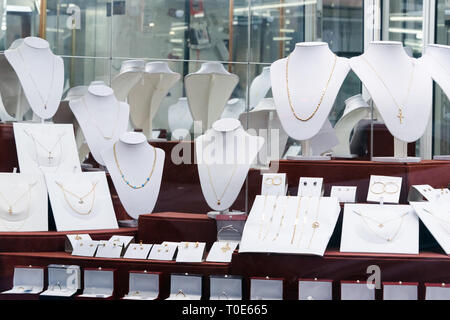 Schmuck Diamant Ringe und Halsketten in luxury Retail Store Fenster Anzeige Showcase Stockfoto