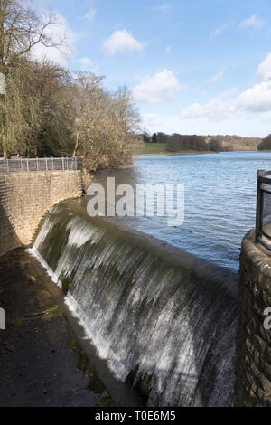 Abflußkanal von Waterloo See in Roundhay Park, Leeds, West Yorkshire, England, Großbritannien Stockfoto