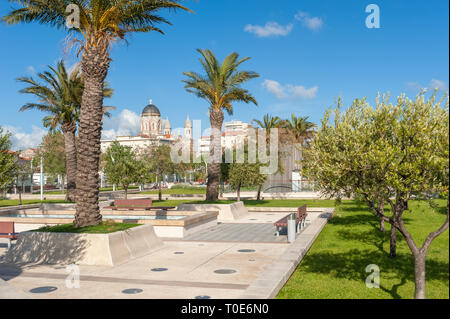 Park Jardin Bonaparte, im Hintergrund die Basilika Notre Dame von Victoire, Saint-Raphael, Var, Provence-Alpes-Cote d'Azur, Frankreich, Europa Stockfoto