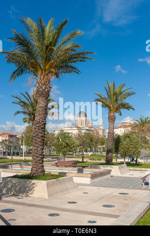 Park Jardin Bonaparte, im Hintergrund die Basilika Notre Dame von Victoire, Saint-Raphael, Var, Provence-Alpes-Cote d'Azur, Frankreich, Europa Stockfoto