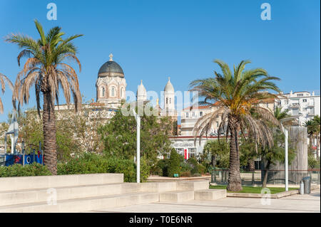 Park Jardin Bonaparte, im Hintergrund die Basilika Notre Dame von Victoire, Saint-Raphael, Var, Provence-Alpes-Cote d'Azur, Frankreich, Europa Stockfoto