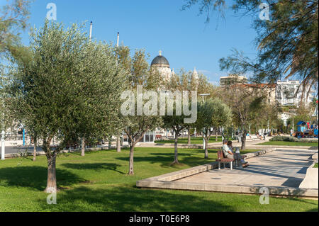 Park Jardin Bonaparte, im Hintergrund die Basilika Notre Dame von Victoire, Saint-Raphael, Var, Provence-Alpes-Cote d'Azur, Frankreich, Europa Stockfoto