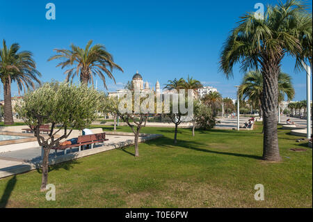 Park Jardin Bonaparte, im Hintergrund die Basilika Notre Dame von Victoire, Saint-Raphael, Var, Provence-Alpes-Cote d'Azur, Frankreich, Europa Stockfoto