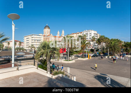 Strand prmenade, im Hintergrund die Basilika Notre Dame von Victoire, Saint-Raphael, Var, Provence-Alpes-Cote d'Azur, Frankreich, Europa Stockfoto