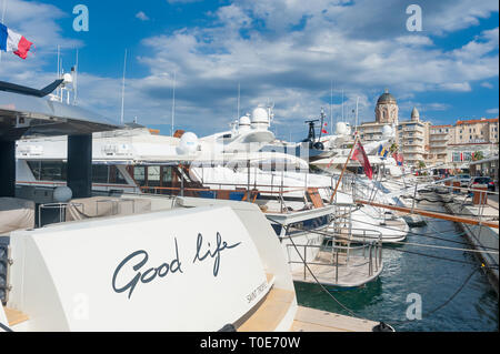 Yachten im Hafen, im Hintergrund die Basilika Notre Dame von Victoire, Saint-Raphael, Var, Provence-Alpes-Cote d'Azur, Frankreich, Europa Stockfoto