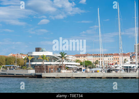 Stadtbild mit Hafen Saint-Raphael, Var, Provence-Alpes-Cote d'Azur, Frankreich, Europa Stockfoto