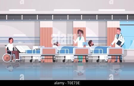 Ärzte Team besuchen behinderte Mix rennen Patienten im Rollstuhl sitzen, liegen, Bett intensive Therapie Station healthcare Konzept Klinik Inneneinrichtung Stock Vektor