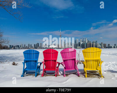 Blick auf die Skyline von Toronto gesehen Form Toronto Islands mit bunten Stühlen Stockfoto